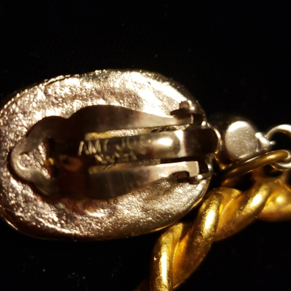 Vintage Amy Jo NY Cameo Hoop clip on earrings. - Picture 3 of 3